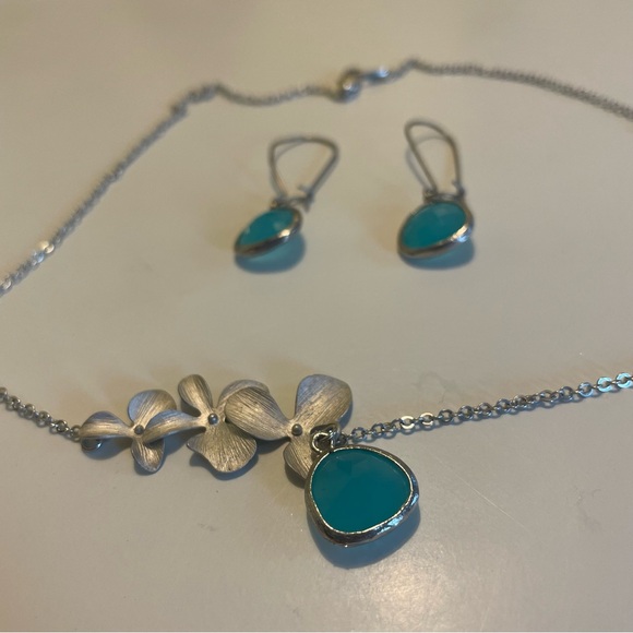 Necklace and earrings set- flowers and blue gems - Picture 2 of 3